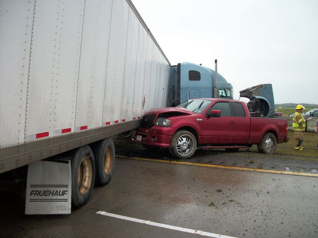 2007 Ford F150 pickup crashed into trailer