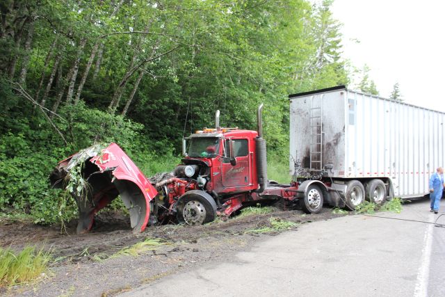 2007 Kenworth truck pulling an empty chip trailer